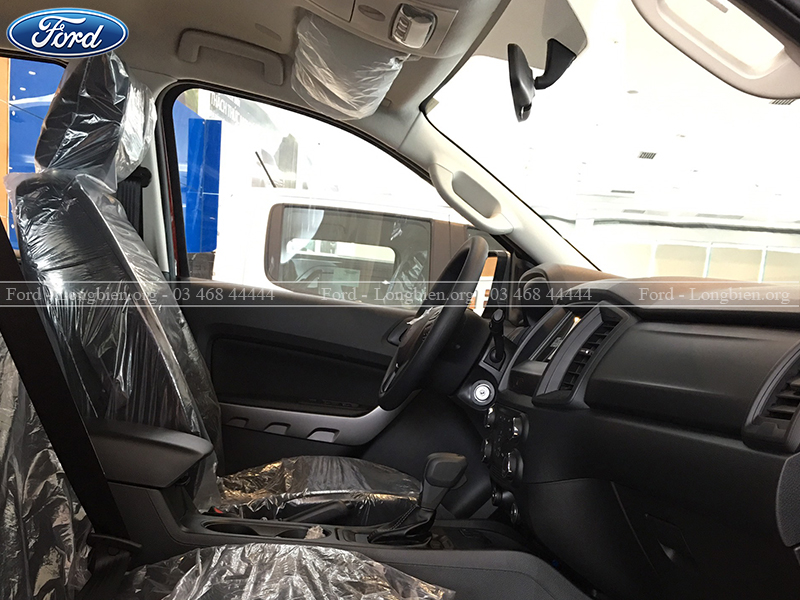 Ghế xe Ford Ranger XLS 4x2 AT chỉ được bọc chất liệu nỉ cao cấp